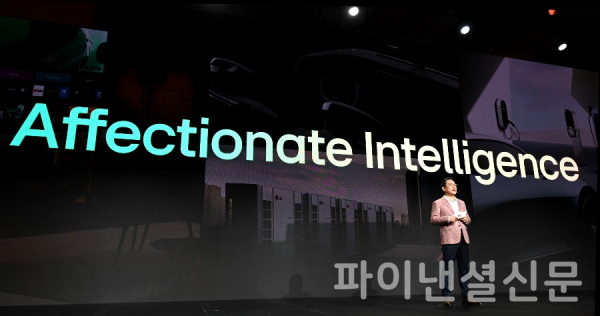 LG전자 조주완 CEO가 CES 2024 개막 하루 전에 열린 행사에서 LG전자가 고객경험 관점서 재정립한 AI 의미와 3가지 차별점을 제시했다. (사진=LG전자)