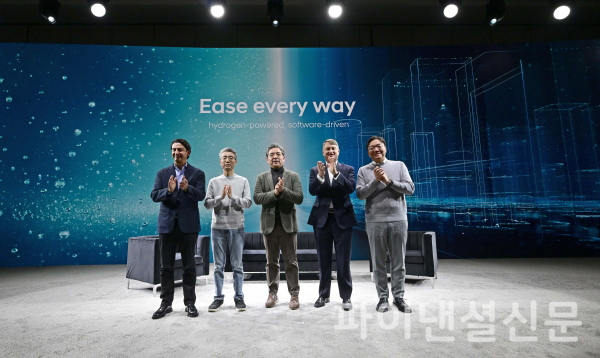 (왼쪽부터) 현대차 호세 무뇨스 사장, 송창현 사장, 장재훈 사장, 조지아주 경제개발부 장관 팻 윌슨, 현대차 김창환 전무 등 발표자들이 기념촬영을 하고 있는 모습 (사진=현대차)