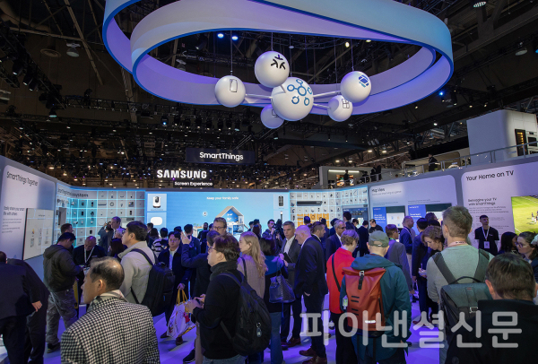 CES 2024이 열리고 있는 미국 라스베이거스 컨벤션 센터 삼성전자 전시관에서 관람객들이 다양한 제품과 솔루션들을 체험하는 모습. 사진은 스마트싱스존 모습 (사진=삼성전자)