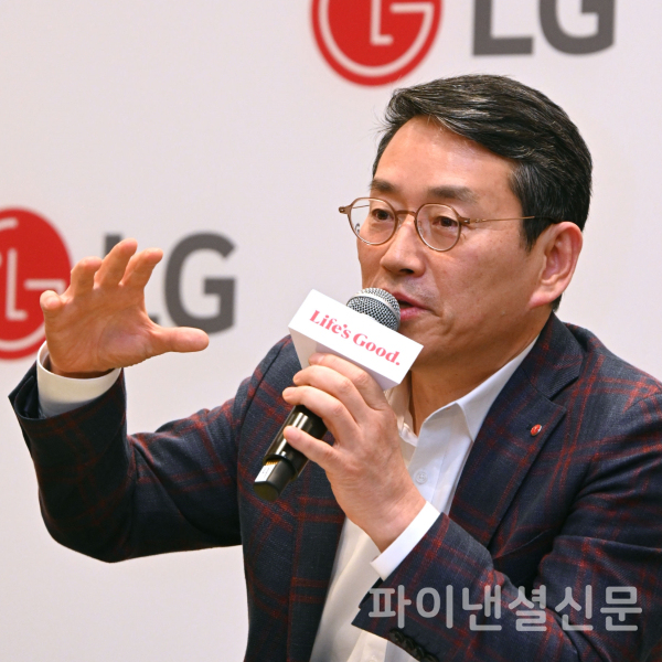 ] LG전자 조주완 CEO가 현지시간 10일 美 라스베이거스에서 열린 기자간담회에서 사업 전략을 소개하고 있다. (사진=LG전자)