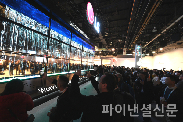 미국 라스베이거스에서 열린 CES 2024에서 LG전자 부스를 찾은 관람객들이 세계 최초 무선 투명 올레드 TV인 'LG 시그니처 올레드 T' 15대로 구성된 미디어 아트를 감상하고 있다. (사진=LG전자)