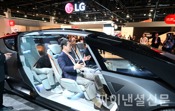 LG전자 조주완 CEO가 9일(현지시간) 미국 라스베이거스에서 열린 CES 2024에서 LG전자의 미래 모빌리티 콘셉트 '알파블'을 시연하고 있다. (사진=LG전자)