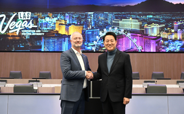 오세훈 서울시장(오른쪽)이 지난 11일 오전 10시(현지시간) 라스베이거스 관광청을 방문해 스티브 힐 라스베이거스 관광청 대표(왼쪽)와 기념촬영하고 있다. (사진=서울시)
