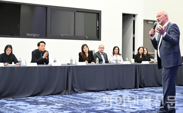 오세훈 서울시장(왼쪽 두번째)이 지난 11일 오전 10시(현지시간) 라스베이거스 관광청을 방문해 스티브 힐 라스베이거스 관광청 대표(오른쪽 첫번째)의 발표를 듣고 있다. (사진=서울시)