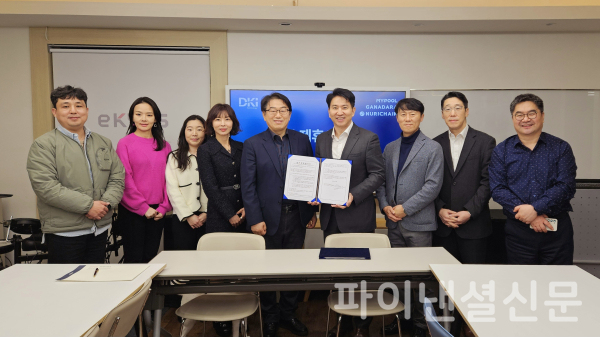 협약 후 기념사진을 찍고 있는 양사 대표와 임원진들 /사진=