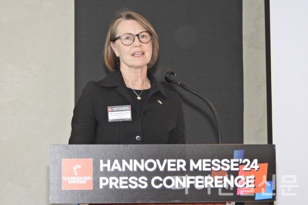 16일 하노버 산업박람회 기자간담회에서 안네 카리 한센 오빈(Anne Kari Hansen Ovind) 주한 노르웨이 대사가 인사말을 하고 있다. (사진=황병우 기자)