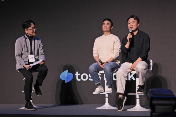 18일 오전 서울 중구 동대문 DDP에서 열린 토스뱅크 기자간담회에서 홍민택 토스뱅크  대표(오른쪽)와 김승환 토스뱅크 외환서비스 프로덕트 오너(PO)(가운데)가 기자단의 질의에 답변하고 있다. (사진=황병우 기자)
