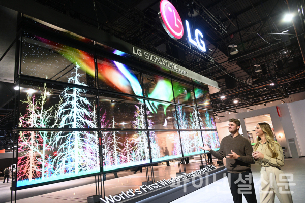 LG전자가 미국 라스베이거스에서 현지시간 9일 개막하는 CES 2024에 참가한다. 'LG 시그니처 올레드 T' 15대로 구성된 미디어 아트가 스크린 뒤를 볼 수 있도록 투명하게 변하며 투명 올레드 TV가 보여줄 새로운 시대를 연출한다. (사진=LG전자)