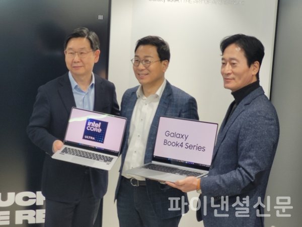 (왼쪽부터) 삼성디스플레이 이호중 중소형디스플레이사업부 상품기획팀장(상무), 인텔코리아 배태원 삼성사업 총괄 부사장, 삼성전자 모바일경험(MX)사업부 이민철 갤럭시 에코비즈팀장(상무) 등이 갤럭시북4를 들고 포즈를 취하고 있다. (사진=황병우 기자)