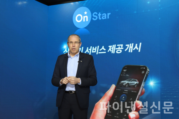제너럴 모터스 2024 신년 기자간담회에서 발표 중인 구스타보 콜로시 GM 한국사업장 영업·서비스·마케팅 부문 부사장 (사진=황병우 기자)