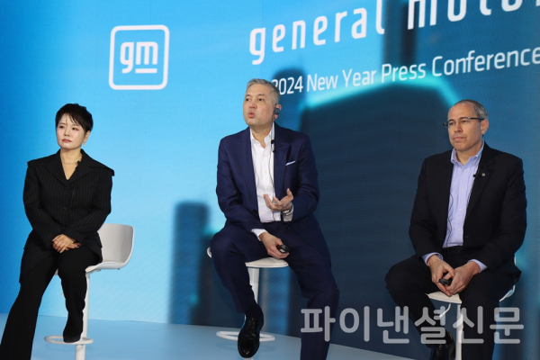 기자간담회 질의응답에 답하는 (왼쪽부터) GM 한국사업장의 윤명옥 커뮤니케이션 총괄 겸 최고 마케팅 책임자(CMO), 헥터 비자레알 사장 겸 CEO, 구스타보 콜로시 영업·서비스·마케팅 부문 부사장 (사진=황병우 기자)