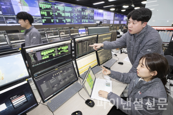 KT는 설연휴 기간 중 안정적인 통신 서비스를 제공하기 위해 8일부터 13일까지 운영되는 네트워크 특별 관리 대책을 마련했다. 사진은 KT 네트워크 전문가가 과천 네트워크 관제 센터에 꾸려진 '종합상황실'에서 네트워크를 점검하는 모습. (사진=KT)