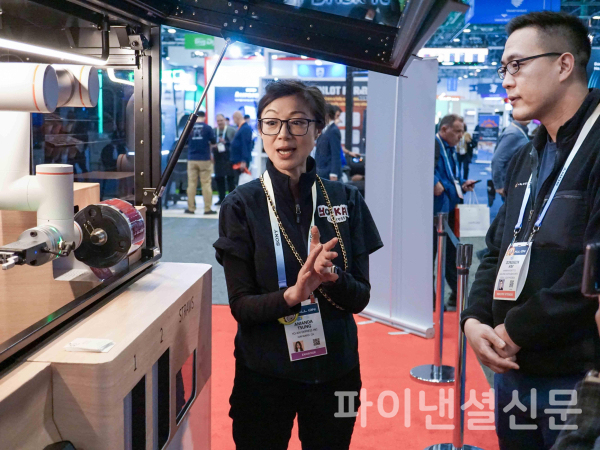 올해 초 'CES2024'에 참석한 김동선 부사장이 푸드테크 부스를 둘러보고 있다. (사진=한화푸드테크)