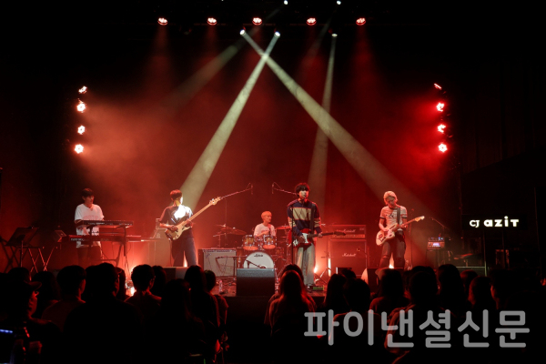 2023년 튠업 24기 뮤지션으로 선정된 ‘크리스피(creespy)’가 당시 개최된 실연 심사에서 무대를 선보이고 있다. (사진=CJ문화재단)