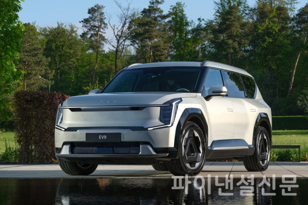 미래 지향적인 차에게 주어지는 ‘퓨처 모빌리티’ 상을 수상한 기아의 대형 전기차 EV9. 넉넉한 공간과 적극적인 ADAS 제어 능력으로 심사위원들에게 높은 평가를 받았다. (사진=기아)