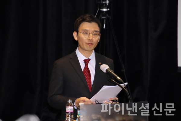 한화오션 컴플라이언스실 구승모 변호사가 설명회에서 프리젠테이션을 진행하고 있다. (사진=황병우 기자)
