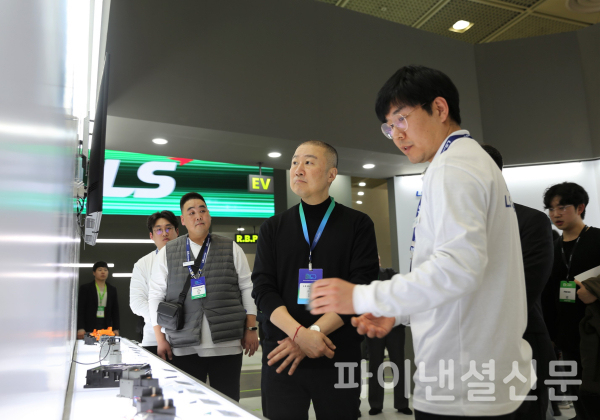 구자은 LS 회장이 지난 6일 강남구 코엑스에서 열린 '인터배터리 2024'에 참관, LS 부스를 방문해 LS이모빌리티솔루션 직원으로부터 설명을 듣고 있다. (사진=LS그룹)