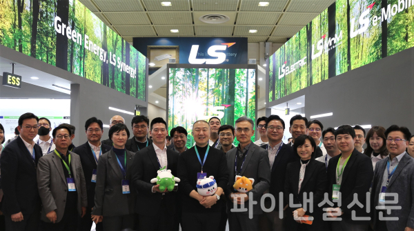 구자은 LS 회장(가운데)이 지난 6일 강남구 코엑스에서 열린 '인터배터리 2024'에 참관해 임직원들을 격려하고 기념사진을 찍고 있다. (사진=LS그룹)