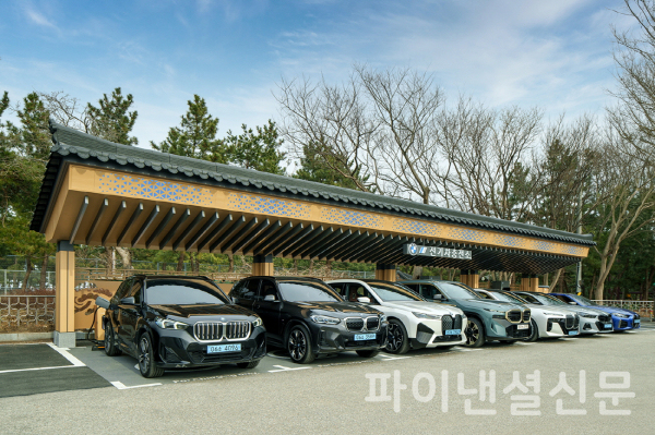 BMW 코리아가 강원도 강릉시 주문진읍에 위치한 주문진해수욕장에 전기차 충전 시설인 ‘BMW 차징 스테이션’을 공식 오픈했다. (사진=BMW 코리아)