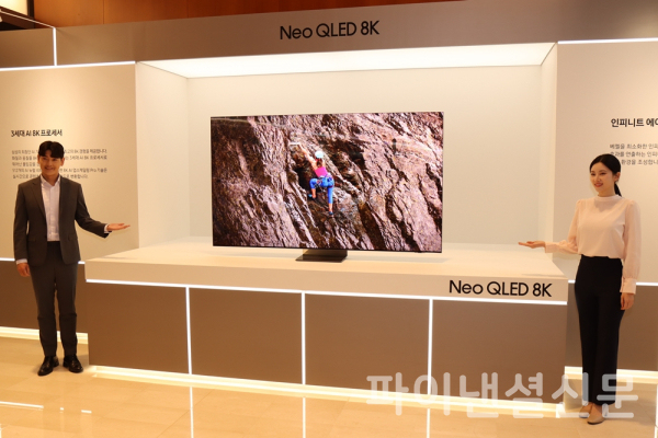 삼성전자 모델이 보다 강화된 성능의 '3세대 AI 8K 프로세서'를 탑재한 2024년형 Neo QLED 8K TV 신제품을 소개하고 있다. (사진=황병우 기자)