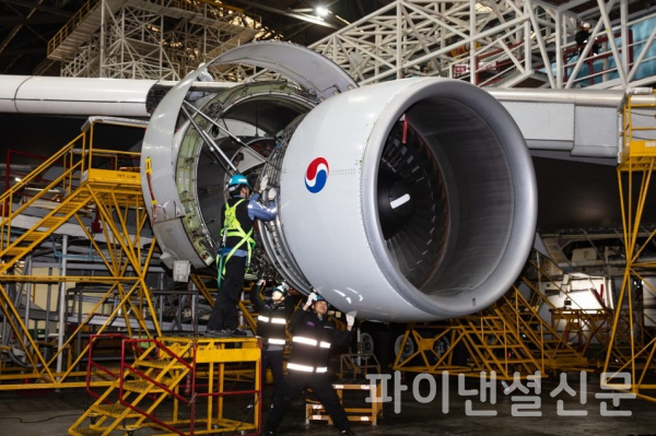 대한항공 정비사들이 B747F 화물기의 엔진을 점검하는 모습 (사진=대한항공)