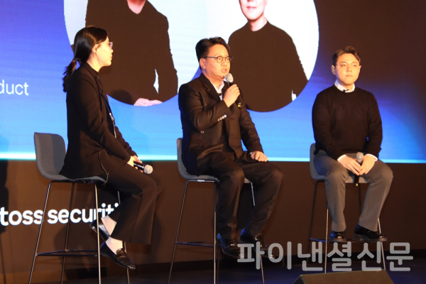 14일 서울 여의도에서 열린 토스증권 출범 3주년 기자간담회에서 김승연 토스증권 대표(가운데)와 김승연 토스증권 프로덕트 총괄이 기자단의 질의에 답변하고 있다. (사진=황병우 기자)