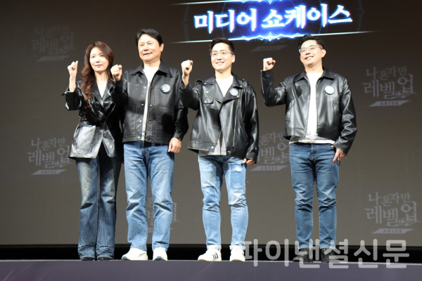 19일 (왼쪽부터) 넷마블 조신화 사업그룹장, 넷마블 권영식 대표, 넷마블네오 김준성 개발총괄 본부장, 넷마블네오 진성건 개발 PD가 '나 혼자만 레벨업:어라이즈'의 미디어 쇼케이스 현장에서 파이팅을 하고 있다. (사진=황병우 기자)