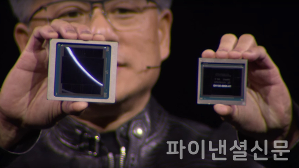 젠슨 황 엔비디아 CEO가 소개한 블랙웰 GPU(왼쪽)과 호퍼 GPU(오른쪽) (사진=엔비디아 GTC 기조연설 유튜브 화면 캡처)