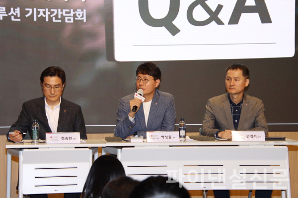 Q&A에서 질문에 답변하는 (사진 왼쪽부터) LG유플러스 정승헌 SOHO사업담당, 박성율 기업사업그룹장(전무), 전영서 기업서비스개발Lab장 (사진=황병우 기자)