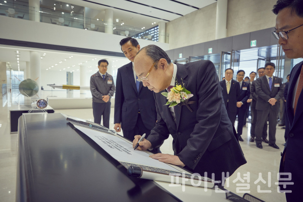 지난달 29일 한화에어로스페이스 대전 R&D 캠퍼스에서 한화 김승연 회장이 방문 기념 방명록을 작성하는 모습. (사진=한화그룹)