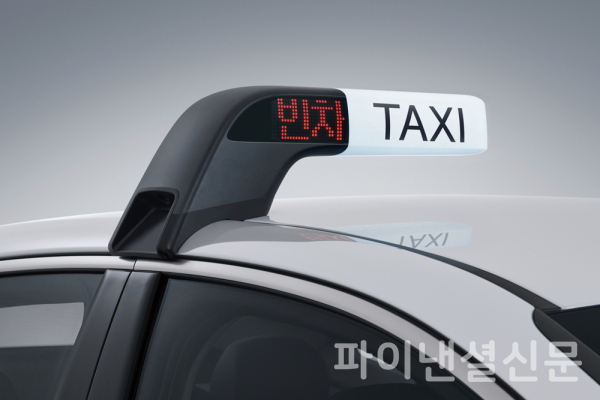 쏘나타 택시에 적용되는 스마트 택시 표시등 (사진=현대차)
