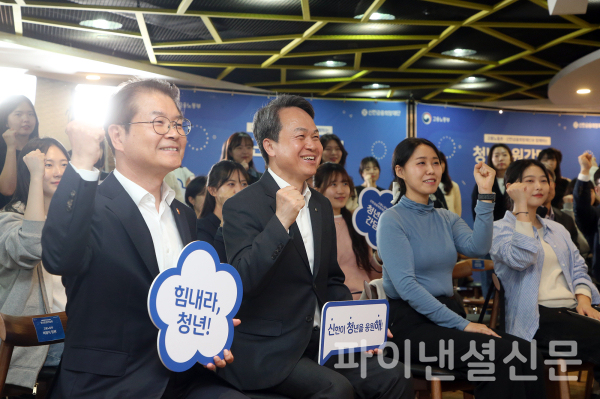 이날 행사에 참석한 (사진 왼쪽에서 첫번째)이정식 고용노동부 장관, (사진 왼쪽에서 두번째)진옥동 신한금융희망재단 이사장이 청년들과 기념촬영을 하고 있다. /사진=신한금융