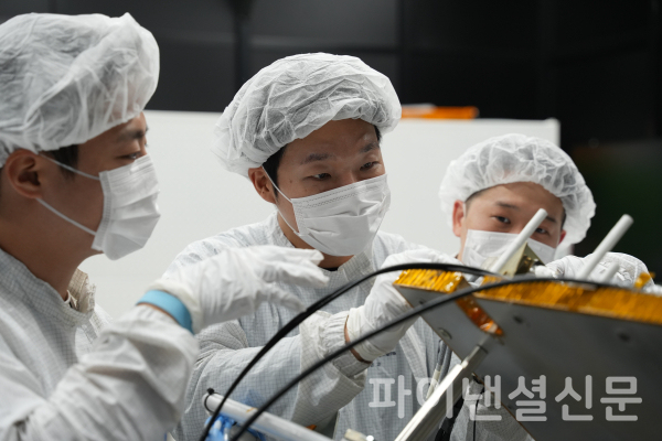 한화시스템 우주연구소 위성시스템 연구원들이 SAR센서 탑재체 전자부의 케이블 연결상태를 점검하고 있다. (왼쪽부터 이진규 연구원, 이명재 연구원, 김성필 연구원) (사진=한화시스템)