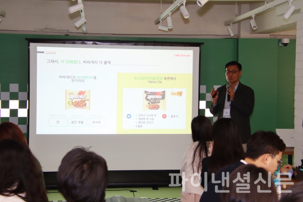 12일 농심 '짜파게티 분식점' 팝업스토어가 오픈한 서울 성수동 플랜트란스에서 농심 심규철 마케팅실장이 신제품 '짜파게티 더 블랙'을 소개하고 있다. (사진=황병우 기자)