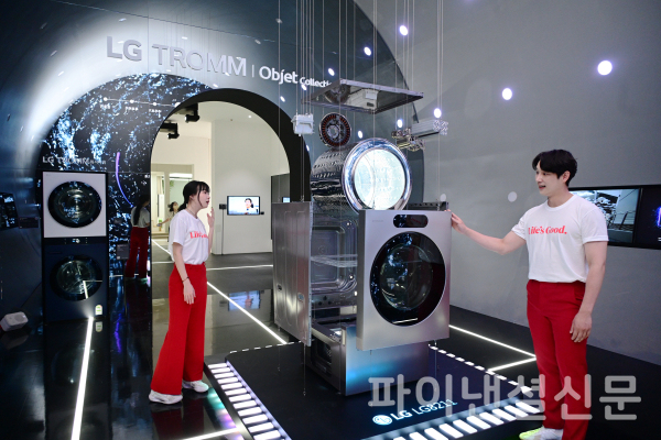 17일부터 3일간 서울 코엑스에서 열리는 월드IT쇼 2024에서 LG전자 모델들이 세탁부터 건조까지 한 번에 끝내는 'LG 시그니처 세탁건조기'의 ‘AI DD모터’와 ‘인버터 히트펌프’ 등 핵심 부품을 살펴보고 있다. (사진=LG전자)