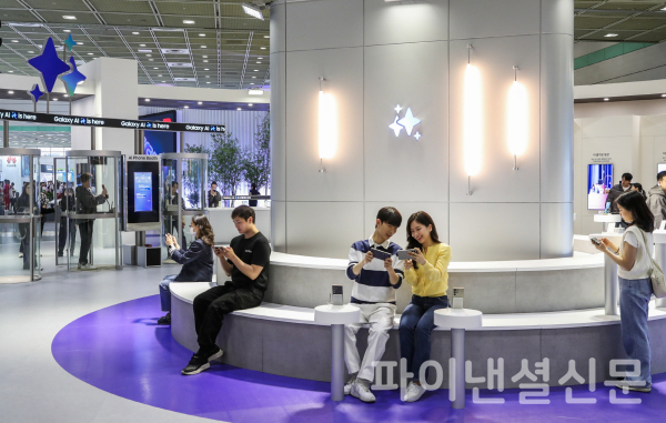 17일 서울 코엑스에서 개막한 '2024 월드IT쇼' 삼성전자관에서 '갤럭시 AI' 기능을 체험하고 있는 모습 (사진=삼성전자)