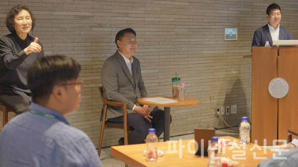 손정현 대표(가운데)가 오는 20일 장애인의 날을 맞아 지난 16일 장애인 파트너와 간담회를 하고 있다. (사진=스타벅스)