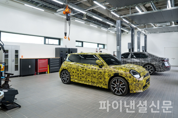 BMW 그룹 R&D 센터 코리아_차량 시험실. 사진 속 차량은 위장막을 두르고 있는 MINI와 BMW의 테스트카 (사진=BMW 그룹 코리아)