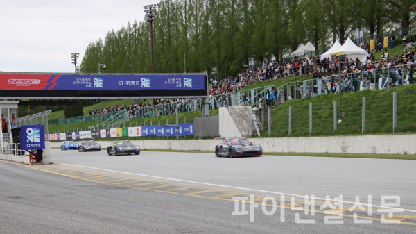 21일 경기도 용인의 에버랜드 스피드웨이에 방문한 1만8천여 관중들 앞에서 슈퍼 6000클래스 경주차들이 우렁찬 엔진음과 함께 질주하고 있다. (사진=황병우 기자)