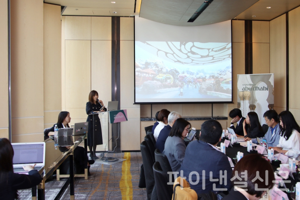 22일 오후 서울 종로구 서울 종로구 포시즌스 호텔 서울에서 진행된 기자간담회에서 성연아 아부다비 관광청 한국사무소 대표가 아부다비의 주요 명소들을 소개하고 있다.(사진=황병우 기자)
