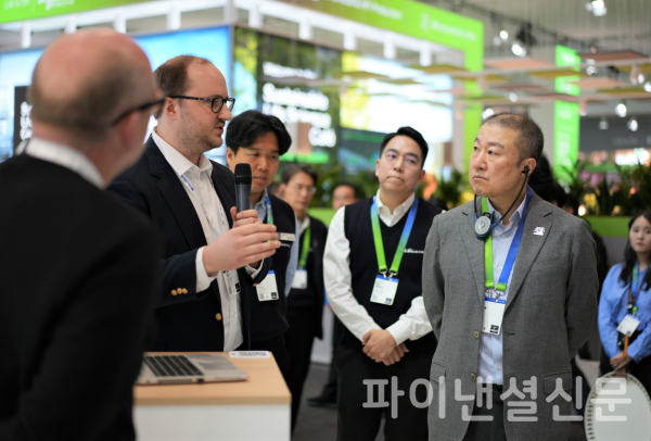 구자은 LS그룹 회장(오른쪽)이 '獨 하노버 메세 2024'의 LS일렉트릭 부스에서 'Sightmachine 데이터플랫폼'에 대한 설명을 듣고 있다. (사진=LS그룹)