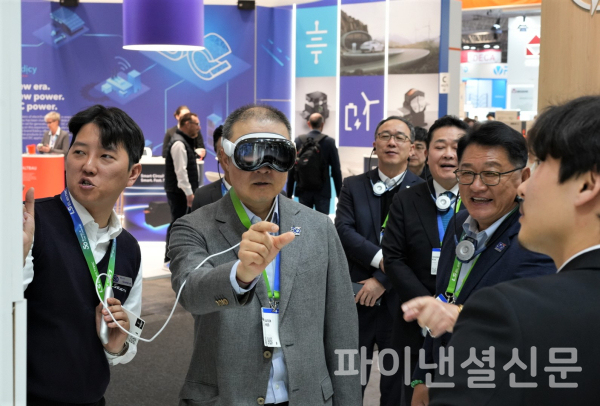 구자은 LS그룹 회장(가운데)이 '獨 하노버 메세 2024'의 LS일렉트릭 부스에서 '딥파인 가상현실(VR) 프로그램'을 체험하고 있다. (사진=LS그룹)