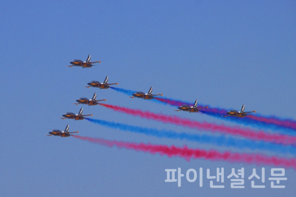 27일 경기도 수원시 공군 제10전투비행단에서 열린 '제45회 대한민국 공군 스페이스챌린지 2024 in 수원'에서 우리 공군 곡예비행팀 블랙이글스의 에어쇼 모습.(사진=황병우 기자)