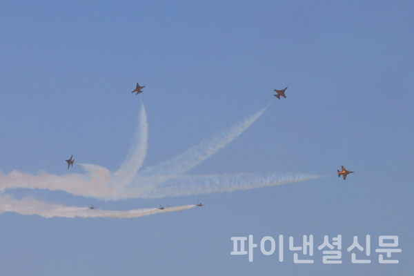 27일 경기도 수원시 공군 제10전투비행단에서 열린 '제45회 대한민국 공군 스페이스챌린지 2024 in 수원'에서 우리 공군 곡예비행팀 블랙이글스의 에어쇼 모습.(사진=황병우 기자)