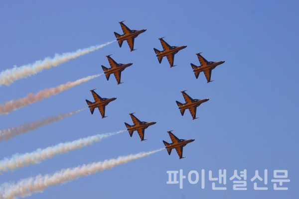 27일 경기도 수원시 공군 제10전투비행단에서 열린 '제45회 대한민국 공군 스페이스챌린지 2024 in 수원'에서 우리 공군 곡예비행팀 블랙이글스의 에어쇼 모습.(사진=황병우 기자)