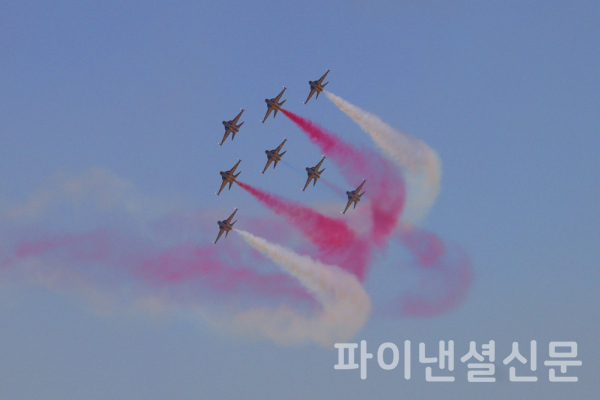 27일 경기도 수원시 공군 제10전투비행단에서 열린 '제45회 대한민국 공군 스페이스챌린지 2024 in 수원'에서 우리 공군 곡예비행팀 블랙이글스의 에어쇼 모습.(사진=황병우 기자)
