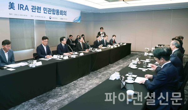 안덕근 장관이 주재한 이날 회의에는 김동명 LG에너지솔루션 사장(배터리산업협회장), 이석희 SK온 대표, 최윤호 삼성SDI 대표, 송호준 에코프로 대표, 홍정진 포스코퓨처엠 상무, 강남훈 한국자동차산업협회장 등 관계자가 참석했다. (사진=산업통상자원부)