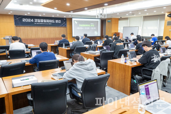 코딩 올림피아드 참가자들이 대회를 치르고 있는 모습 (사진=KT)