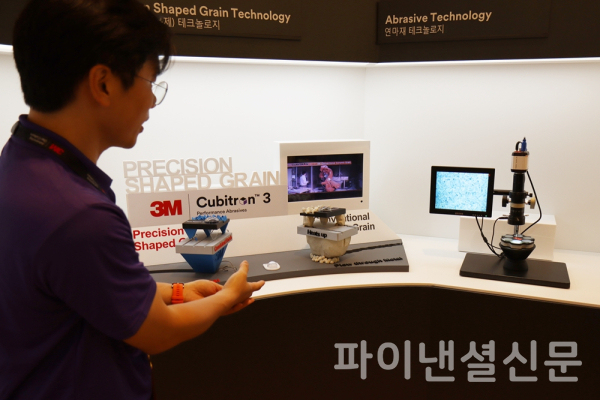 김준희 3M 연마재 사업부 어플리케이션 엔지니어가 프리젠테이션에 이어서 전시공간에 마련된 부스에서 '큐비트론3'에 대해 설명하고 있다. (사진=황병우 기자)