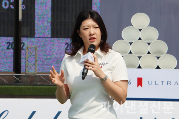 오비맥주 글로벌 브랜드 총괄 박상영 상무가 17일 서울 한강 예빛섬에서 진행된 프리미엄 라이트 맥주 '미켈롭 울트라(Michelob ULTRA)' 국내 정식 출시 기념 '울트라 샷 챌린지(Ultra Shot Challenge)' 행사에서 '미켈롭 울트라'를 소개하고 있다. (사진=황병우 기자)